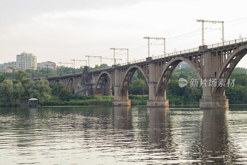 日落时分的第聂伯河上的老铁路桥