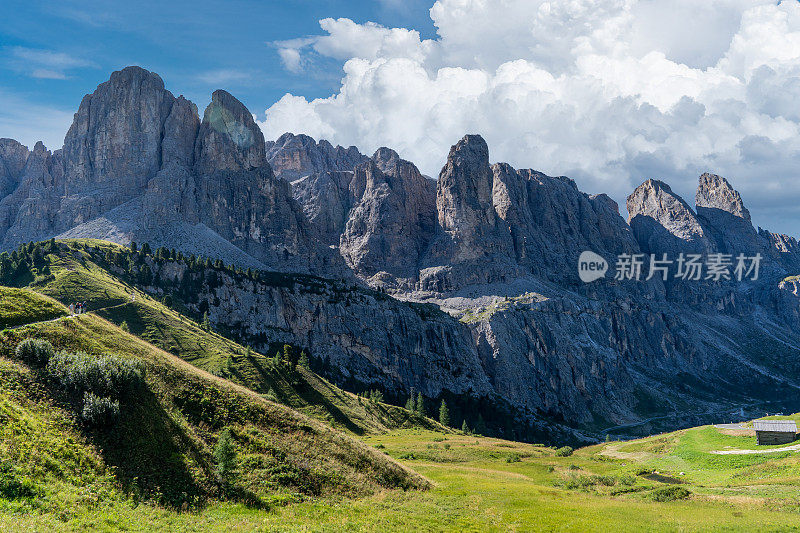 阳光明媚的日子里，意大利阿尔卑斯山的绿色山谷。