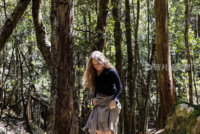 年轻女子走在热带雨林，蓝山国家公园，背景与复制空间