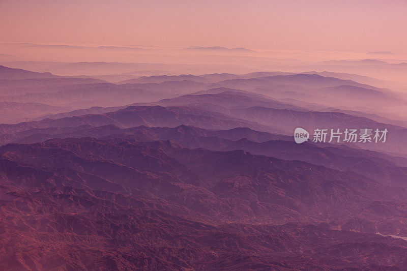 日出时地平线上的雾山在博德鲁姆火鸡附近