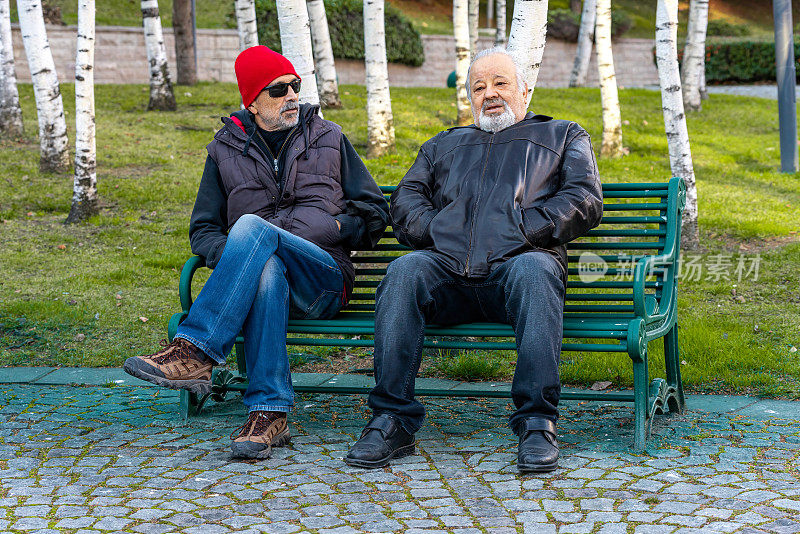 活跃的老人坐在公园的长椅上