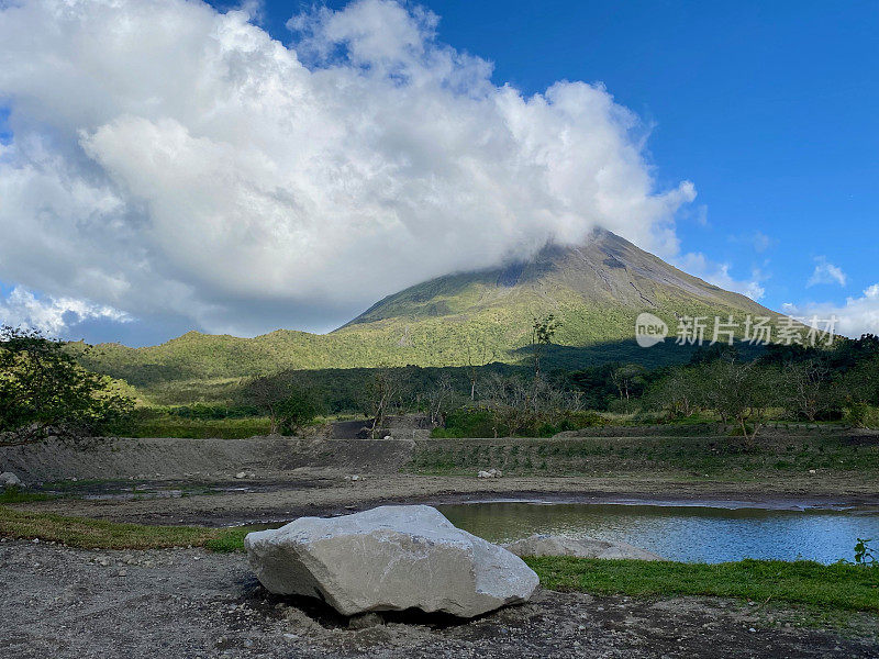 阿雷纳尔火山，蓝天