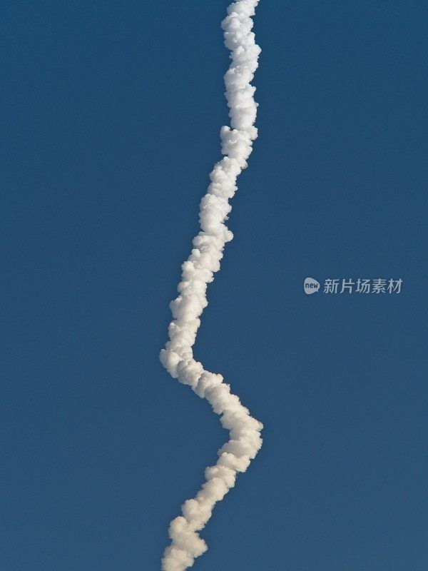 猎鹰9号火箭的轨迹在清晨的阳光下照亮了佛罗里达州的太空海岸