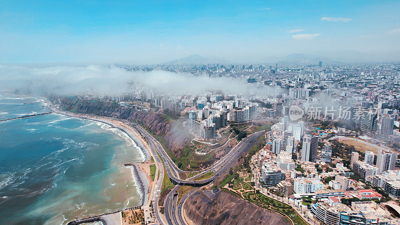 秘鲁利马米拉弗洛雷斯地区海岸线的全景鸟瞰图。