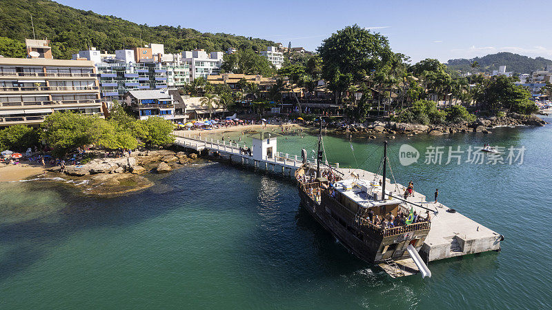 沿海地区有海盗船供游客使用的港口