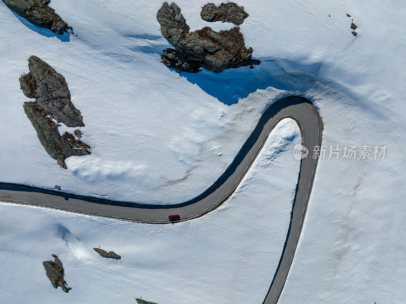 Geirangervegen雪上蜿蜒的山路鸟瞰图