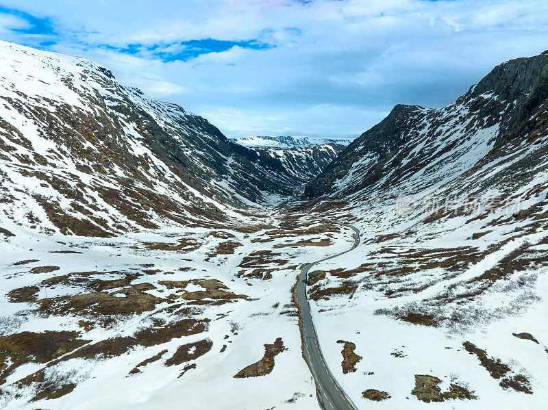 挪威Jotunheimen国家公园Nufshaug山谷的Sognefjellet公路鸟瞰图