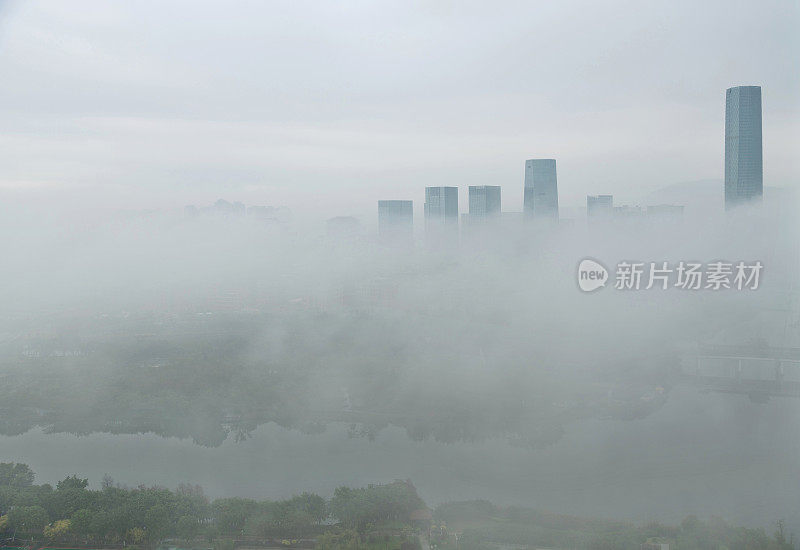 早晨，浓雾笼罩着城市建筑