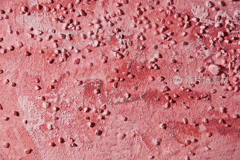 暗红色石膏背景壁纸与涂抹和小鹅卵石