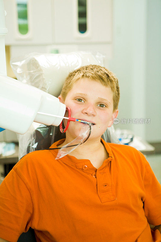 微笑的男孩正在照牙科x光