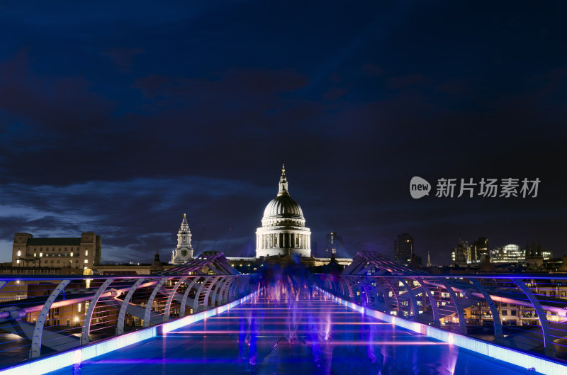 圣保罗大教堂和千禧桥的夜晚，伦敦