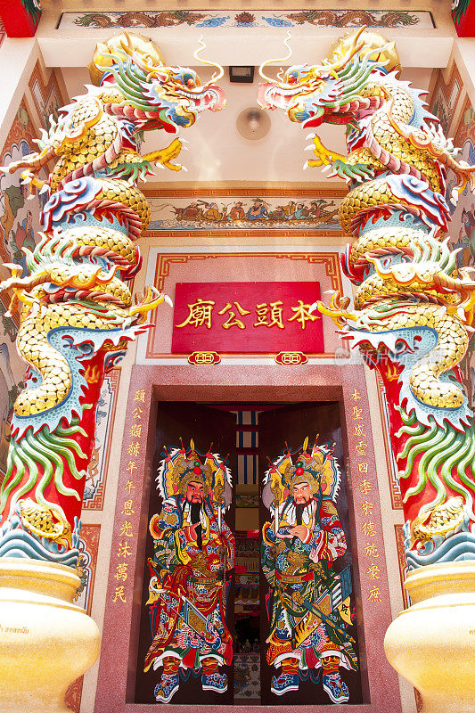 庙中传统的门和双龙
