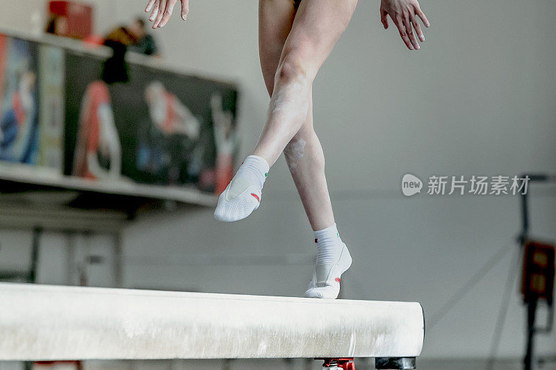 女子体操运动员在体操比赛中练习平衡木