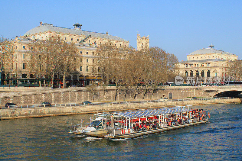 巴黎塞纳河上的苍蝇船