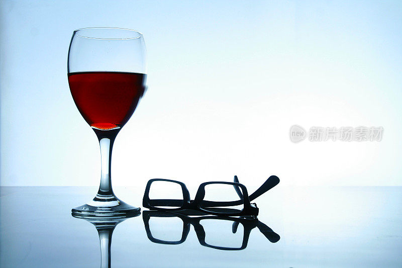 酒精饮料和一副眼镜