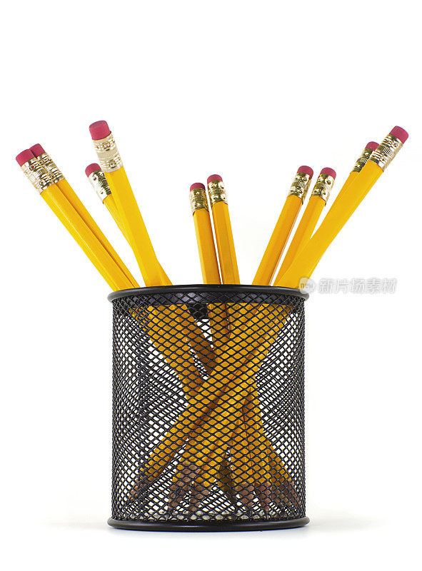 篮子里的铅笔在白色的背景上孤立