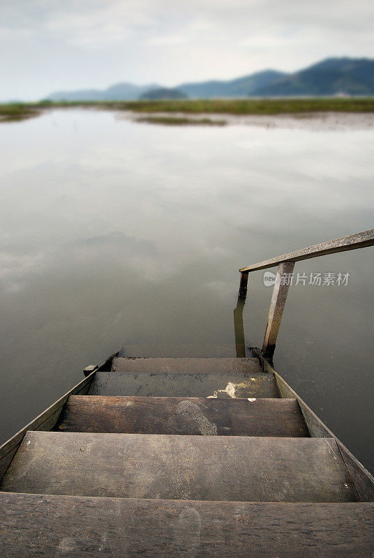 水边楼梯