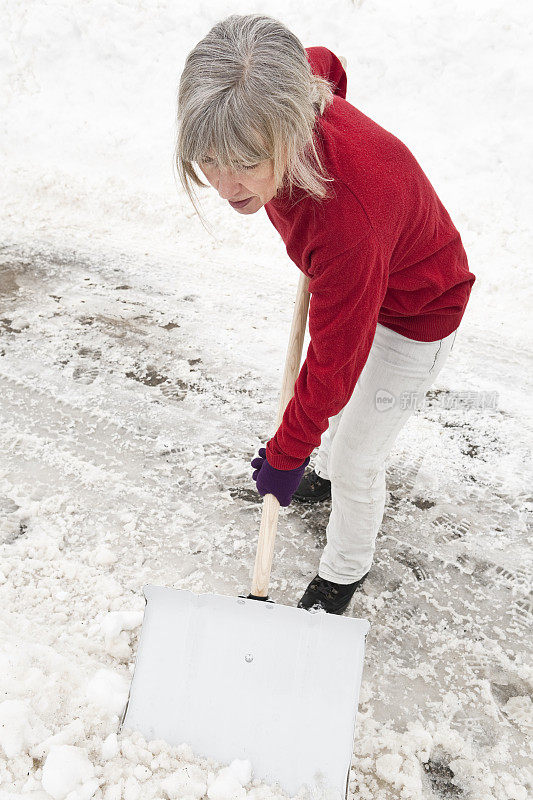 女人扫雪