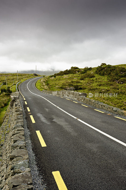 阴天里的爱尔兰乡村公路