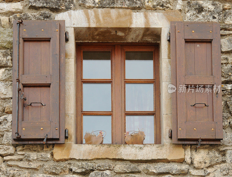 古老的房子，窗户有棕色的百叶窗
