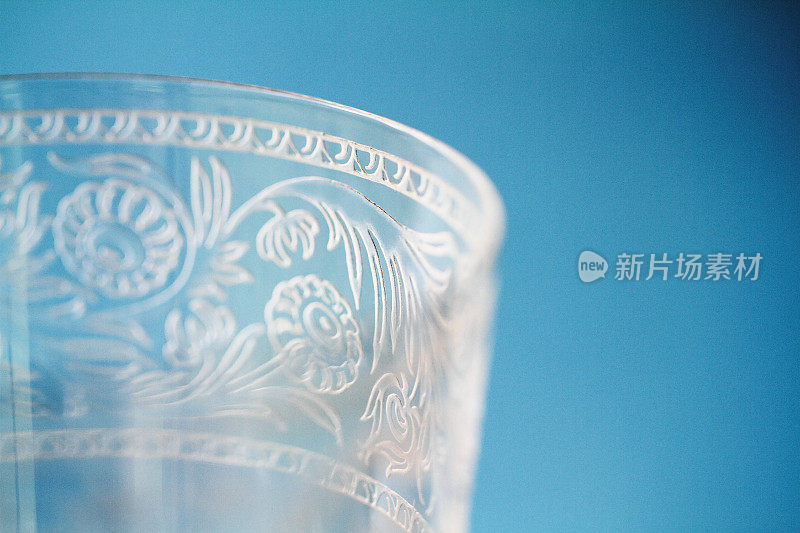 刻蚀在酒杯水晶玻璃上的宏观特写