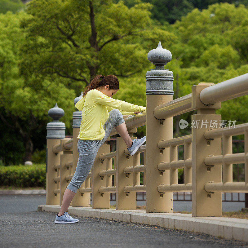 日本女性在跑步拉伸