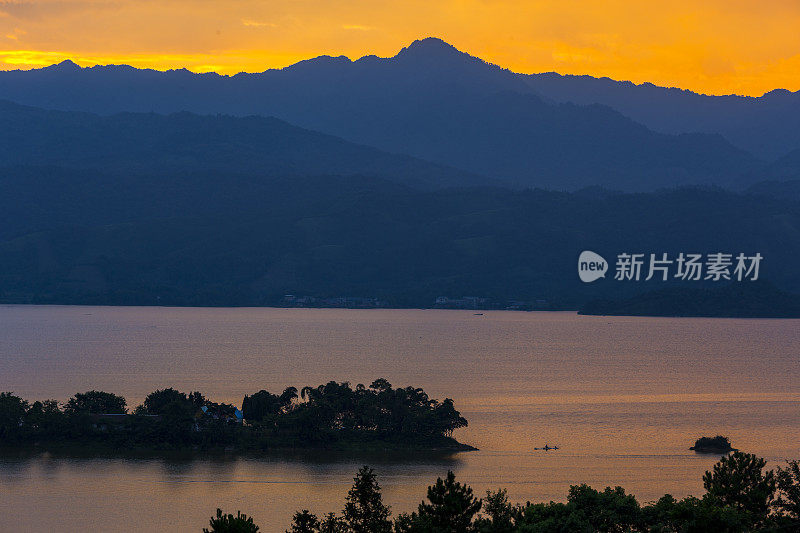 黎明时分的青石潭湖，中国桂林陵川县