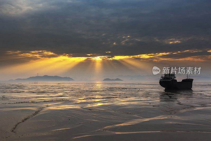 中国浙江乐清湾日落海景。