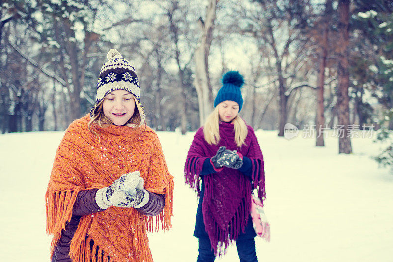 美丽的女孩喜欢雪