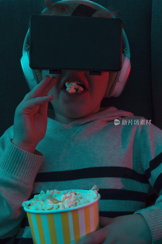 戴着虚拟现实眼镜吃爆米花看电影