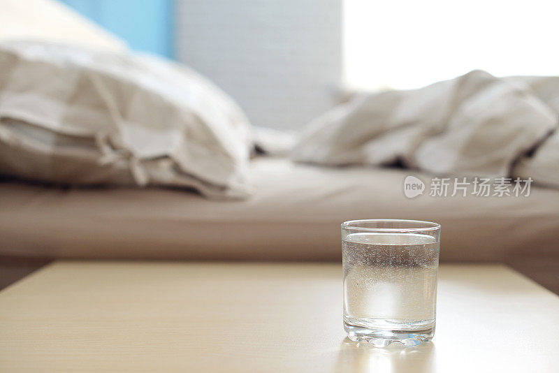 卧室床头柜上的一杯水