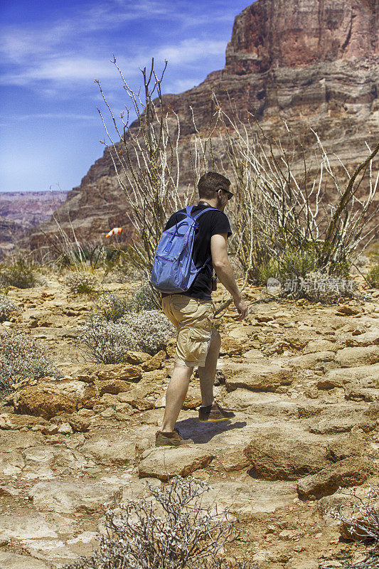 一名白人男子在拉斯维加斯周围的莫哈韦沙漠徒步旅行