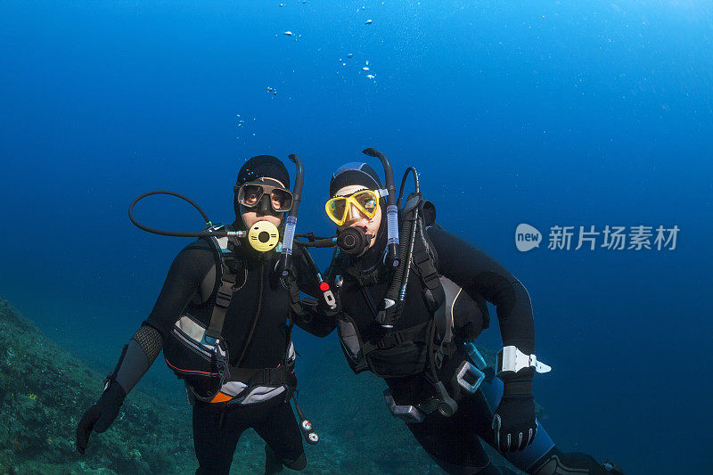 戴水肺的潜水员