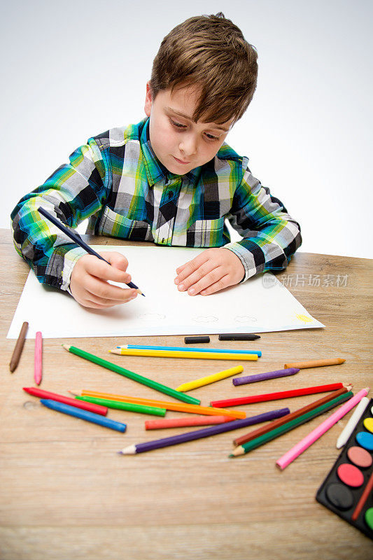 可爱的孩子用彩色蜡笔画画