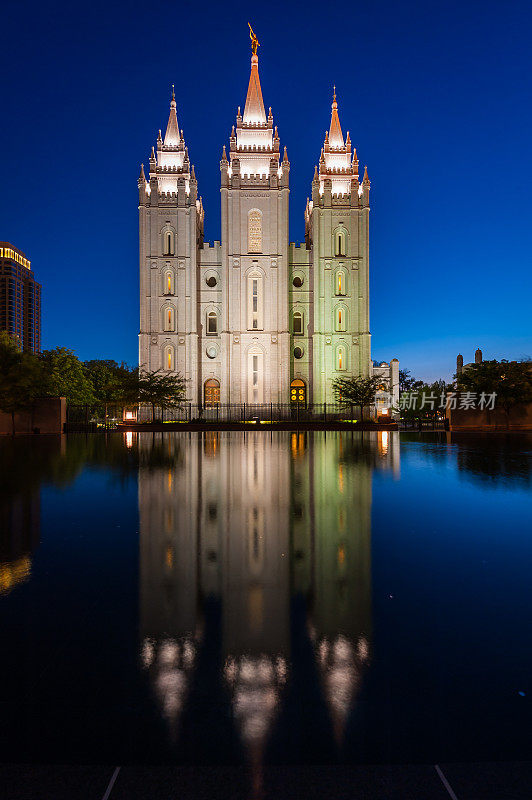 盐湖城摩门教堂大教堂在黄昏照亮犹他州