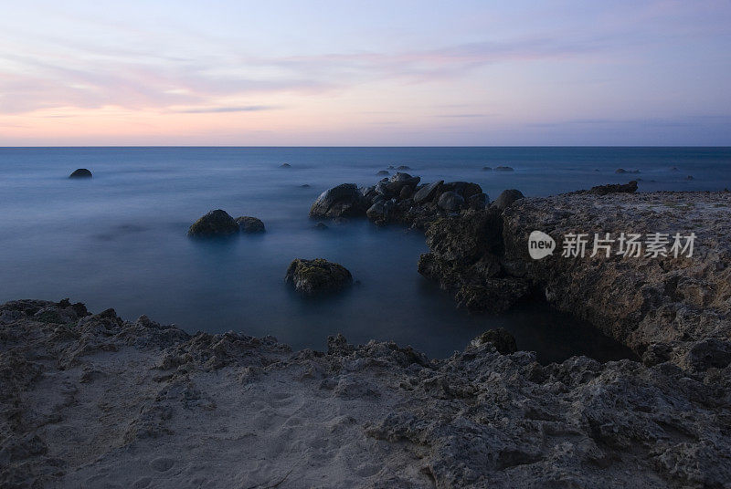 日落时的珊瑚海岸线