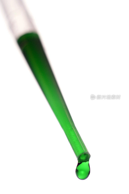 带绿色液滴的移液管，孤立在白色上