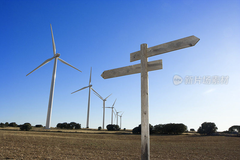 空白十字路口标志与风车的背景