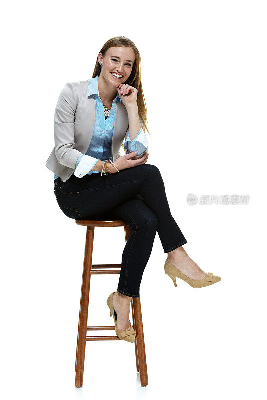 微笑的女商人坐在凳子上