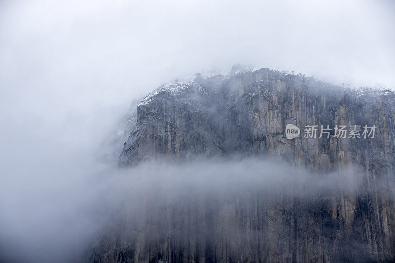 约塞米蒂国家公园山景，低雾，加利福尼亚州