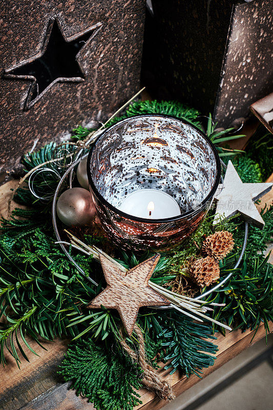 圣诞装饰，复古风格:松树环绕着金星和烛台
