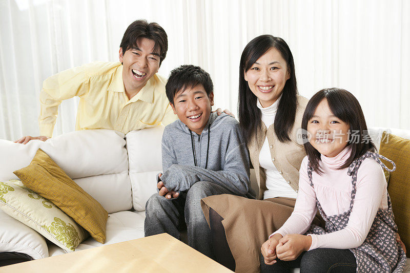 一个日本家庭在他们家里的集体照
