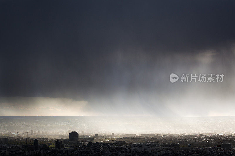 巴黎郊区的暴雨和夕阳