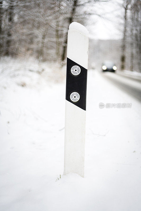 雪地上的路面反射器