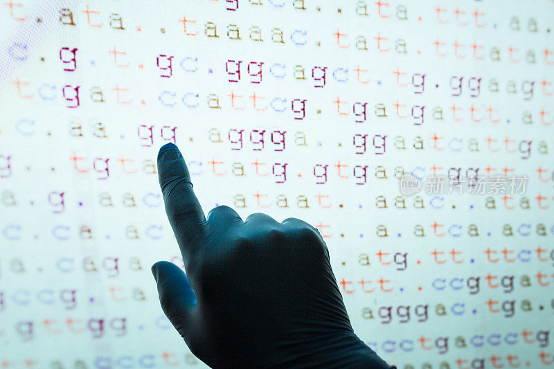 用一只手触摸屏幕上的DNA代码