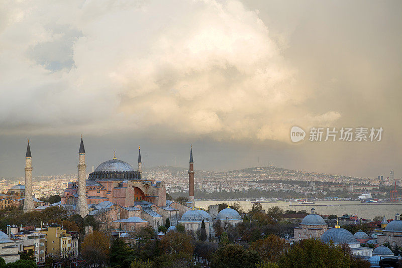 一个雨天，土耳其伊斯坦布尔的圣索菲亚大教堂