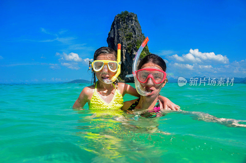 家庭度假，母亲和孩子在海上浮潜