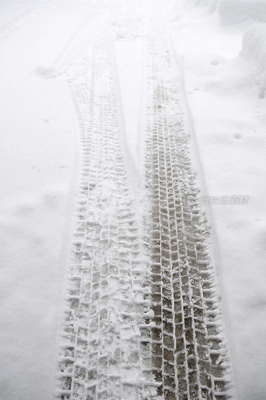 雪地上有汽车轮胎的痕迹。