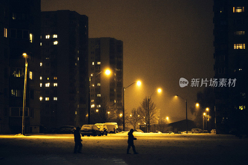 城市里漆黑的冬夜。塔林