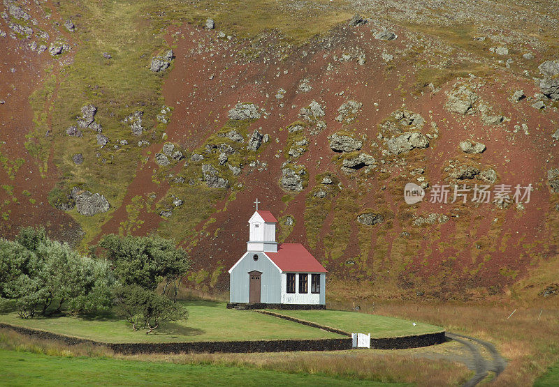 冰岛斯奈费尔斯半岛的流纹岩教堂